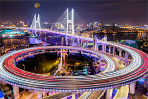 Crossing the green tunnel through the bustling city： Shanghai's backyard garden!